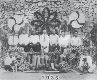 Galea (id-derek) u arqu fl-1928 meta ΩΩanΩan il-qabar tal-fidda. Jidher, iωda li l-log ob tan-nar ta l-art u ta l-ajru kien isir b çerta esa eraωωjoni fl-imqabba.