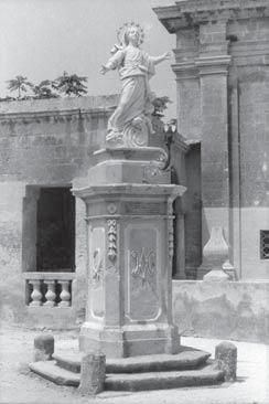 Il-faççata tal-kappella ta Santa Marija tal-ólas. lill-madonna. Jie u sehem il-kor tal-parroçça ta San Ìor Óal Qormi Exultate Domino.
