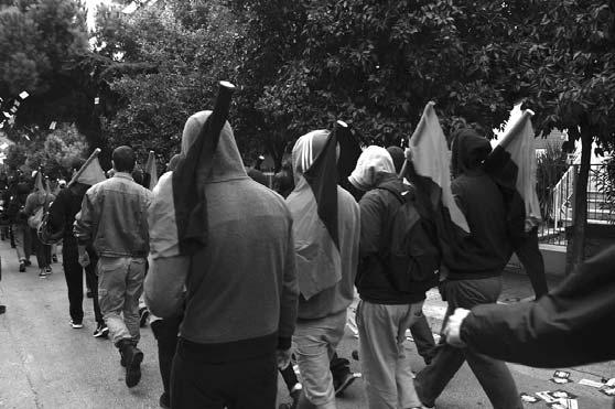 Πώς στο διάολο ένας άνθρωπος μπορεί να νοιώθει ευτυχισμένος όταν πρέπει να ξυπνήσει στις 6:30 το πρωί από ένα ξυπνητήρι, να σηκωθεί από το κρεβάτι τρέχοντας, να ντυθεί, να φάει κάτι στα γρήγορα, να