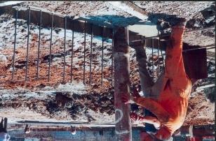 2-15 Είναι σημαντικό να τονιστεί ότι μέχρι να αρχίσει η σκυροδέτηση, το μπεντονιτικό αιώρημα ελέγχεται ως προς τις ιδιότητές του, ενώ παράλληλα πραγματοποιείται ανακύκλωσή του υλικού μέσω απαμμωτών