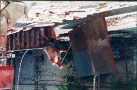 2-6 Σε αυτή τη θέση, και με τη χρήση αλφαδιού εξασφαλίστηκε η κατακορυφότητα και τοποθετήθηκαν οι μεταλλότυποι. Η μεταφορά των μεταλλοτύπων γινόταν με εκσκαφέα λόγω του μεγάλου τους βάρους.