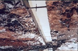 δυνατόν, τον καθαρισμό του πυθμένα της οπής και τη σταθεροποίησή του με μικρά κατακόρυφα χτυπήματα χρησιμοποιώντας το στέλεχος του