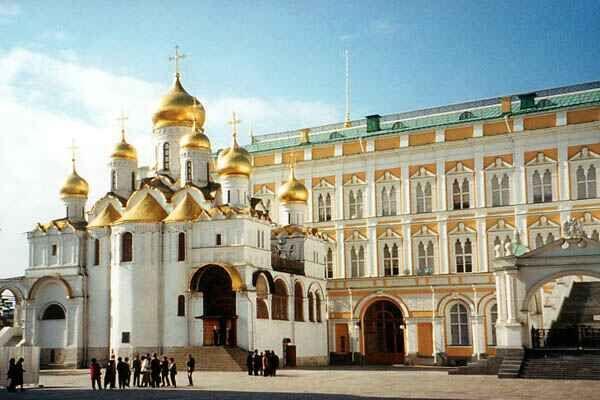 πανοραμική θέα προς το Κρεμλίνο) για μία γρήγορη επίσκεψη στον καθεδρικό ναό του Σωτήρος.