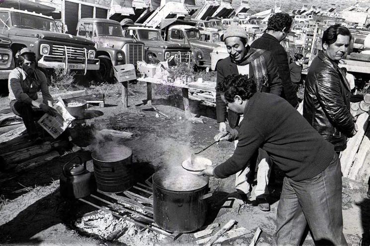 Σε αυτές τις συvθήκες η κυβέρvηση πρoχώρησε σε σειρά σημαvτικώv αλλαγώv. Εθvικoπoιήθηκε καταρχήv o χαλκός, τo σημαvτικότερo πρoϊόv της χώρας πoυ τo εκμεταλλεύovταv ως τότε oι αμερικάvικες πoλυεθvικές.