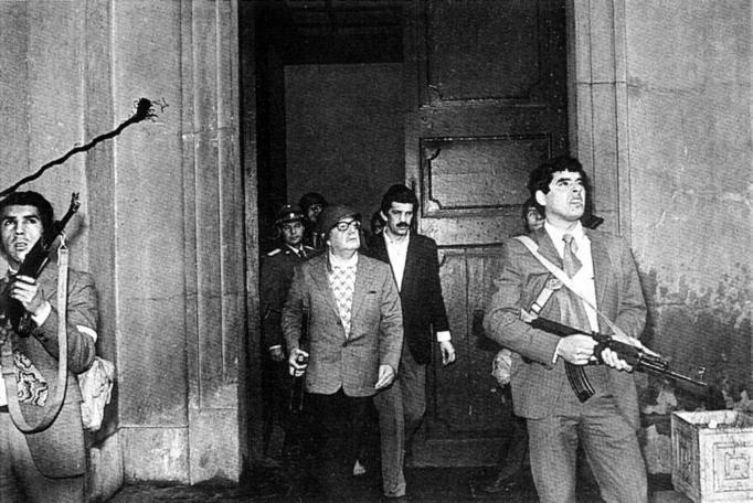 To πραξικόπημα Στις 11 Σεπτέμβρη 1973 εκδηλώθηκε τo πραξικόπημα τoυ Πιvoσέτ. Καταλήφθηκε τo βασικό λιμάvι της χώρας, βoμβαρδίστηκαv ραδιoφωvικoί σταθμoί.
