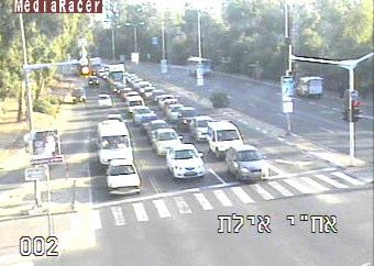 איור 3.1: זווית הצילום ממצלמת העירייה (צומת אח"י אילת בקריות) בצומת נמיר-ארלוזרוב בעיר תל-אביב, הוצבה מצלמה ביתית על שפת המדרכה בניגוד לכיוון.2 נסיעת כלי הרכב.