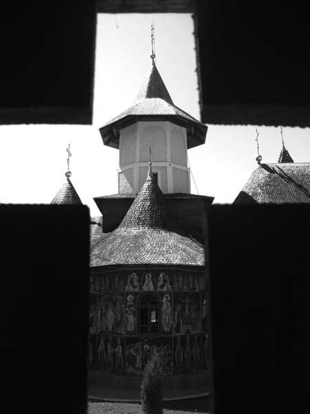 - Dar apoi Dumnezeu a vorbit prin cei slabi ca să îi ruşineze pe cei tari. Căci cine dădea vreun preţ pe Sf.