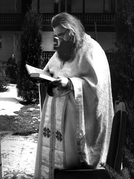 56 A T I T U D I N I A T I T U D I N I 57 - Acolo nu spune să ieşi din mijlocul lor, ci spune altceva, profund; nu spune separaţi-vă ci ieşiţi din mijlocul lor şi vă osebiţi.