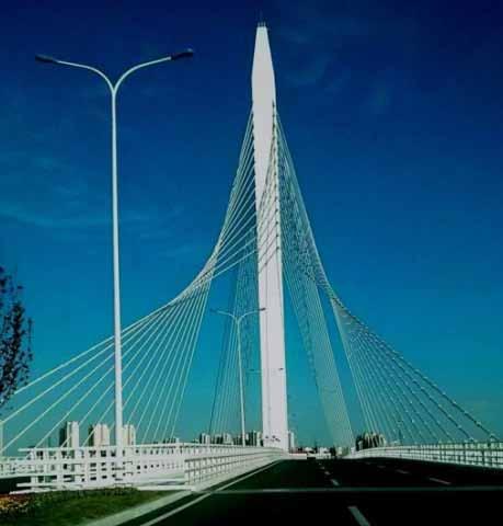 השתכנתי מחוץ לחווה, במלון יפה וגדול בעיר הסמוכה שמתגוררים בה כ - 200,000 תושבים ואשר במושגים סיניים נחשבת עיירה קטנה. במלון התגורר גם המתורגמן.