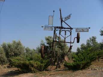 גד"ש אביו של משה מרון, נולד גם הוא בקרפטים ועלה לארץ בשנת 1938. הוא היה חייט, אישתו ובנו הקטן נשארו באירופה ונספו במלחמת העולם השנייה.