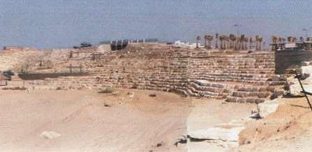 וצבירה מקומית "מחזיר" הטבע לעצמו על ידי נסיגה בצוקי הכורכר. נסיגת צוקי החוף הביאה לסיכון של מבנים הנמצאים בגג המצוק, עודדה מציאת פתרונות נקודתיים.