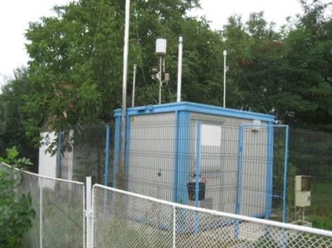 În staţiile de monitorizare din judeţul Arad, parte integrantă a reţelei naţionale de monitorizare a calităţii aerului (RNMCA), se efectuează măsurători continue pentru: dioxid de sulf (SO2), oxizi