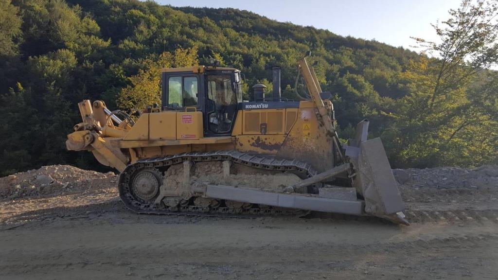 3. STROJEVI U KAMENOLOMU RADLOVAC Moderna tehnologija pokretnim postrojenjima i mokrim postupkom oplemenjivanja kamena omogućuje maksimalno iskorištenje sirovine uz minimalnu devastaciju i zagađenje