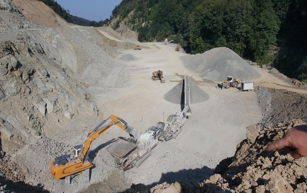 2. KAMENOLOM RADLOVAC Više od stotinu godina postojanja Radlovca koji posluje već u petoj državi na istome mjestu obavljajući istu djelatnost, proizvodnju i oplemenjivanje tehničkog kamena.