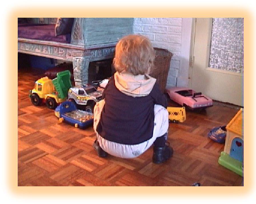 Ασκήσεις για το παιδί σας 2. Ενθαρρύνετε το παιχνίδι σε θέση βαθέος καθίσματος Εφόσον το παιδί σας περπατά, ενθαρρύντε το να παίζει σε θέση βαθέος καθίσματος.