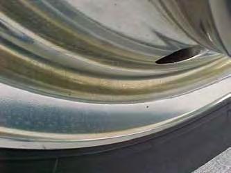 Διάβρωση Οι ζάντες Alcoa με επιφανειακή επεξεργασία Dura-Bright που είναι τοποθετημένες σε οχήματα που κινούνται σε δρόμους με χαλίκι ή σε άσφαλτο όπου η άμμος, οι πέτρες και άλλα υλικά διαβρώνουν