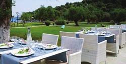 αναψυκτικά και νερό) Δωρεάν ξαπλώστρες και ομπρέλες στην Πισίνα και στην παραλία.