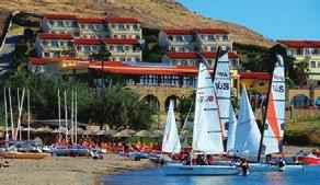 ΔΙΑΜΟΝΗ: 134 πολυτελή δωμάτια - bungalows απλωμένα στη πλαγιά ενός λόφου με θέα στον κόλπο του Πλατύ και στο βάθος το Άγιο Όρος.