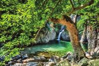 Ιδίως τα εκλεκτά δείγματα των αϊτσένιων οικιών, δηλαδή αυτών με την επίπεδη χωματένια στέγη. Επόμενη στάση μας είναι η Καμαριώτισσα.