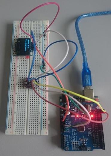 οθόνης και του pin των 5V του Arduino, το τρίτο συνδέεται μεταξύ SCL OLED και SCL του βαρομετρικού αισθητήρα, ενώ το