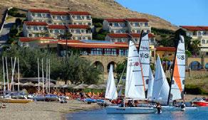 ΙΑΜΟΝΗ: 134 πολυτελή δωµάτια - bungalows απλωµένα στη πλαγιά ενός λόφου µε θέα στον κόλπο του Πλατύ και στο βάθος το Άγιο Όρος.