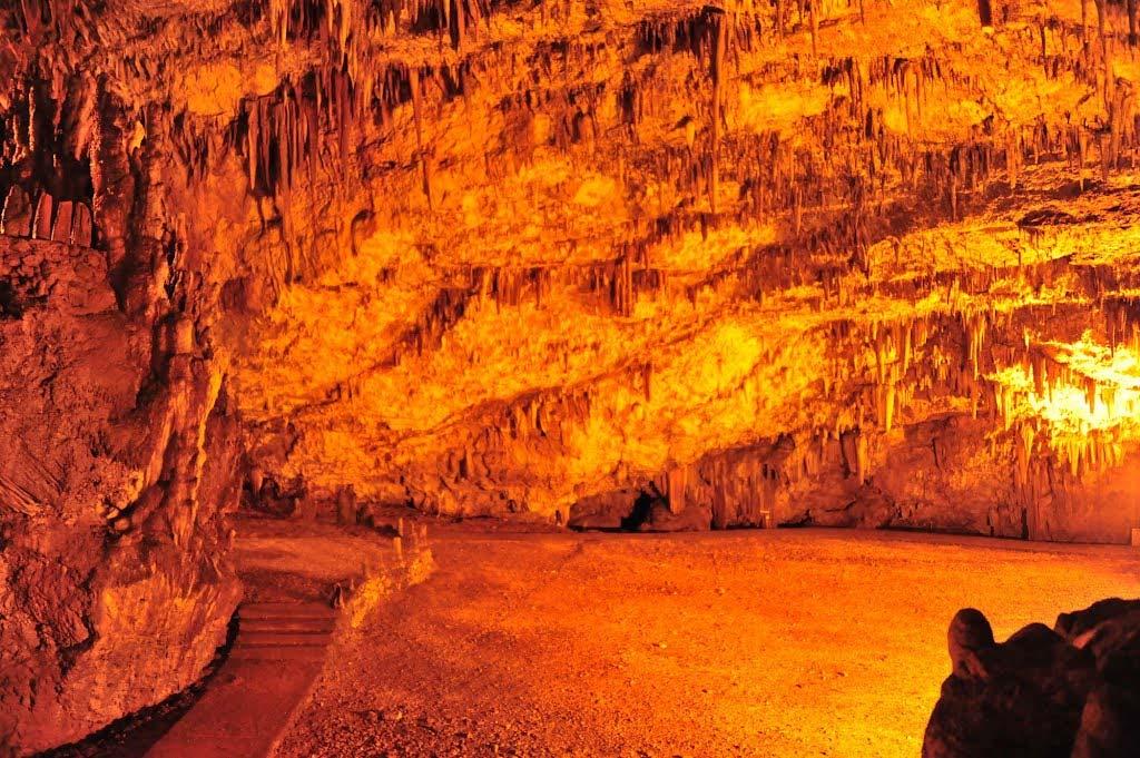 Σπήλαιο Δρογκαράτη πλούσιο από σταλακτίτες