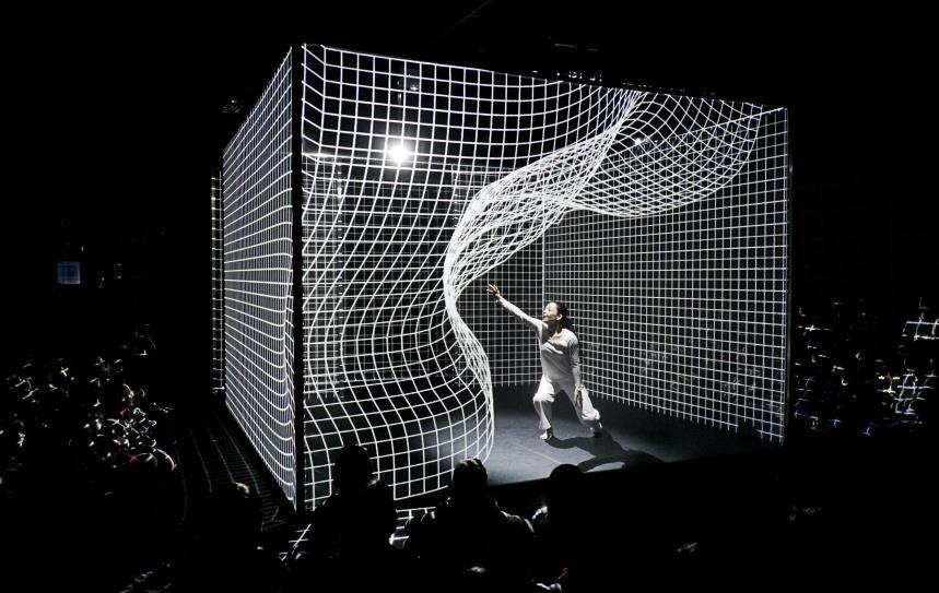8. Hakanaï Andrien M & Claire B A/V Performance (FR) 25 Μαΐου 2018 Hakanaï Andrien M & Claire B A/V Performance Το Hakanaï είναι μια solo χορογραφική περφόρμανς, η οποία ξεδιπλώνεται μέσα από μια