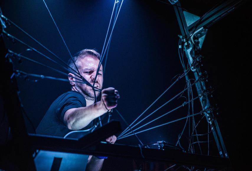 9. Interférences Alexis Langevin-Tétrault AV Performance (CA) 25 Μαΐου 2018 Interférences Alexis Langevin-Tétrault AV Performance H περφόρμανς Interference (String Network) είναι μια οπτικοακουστική