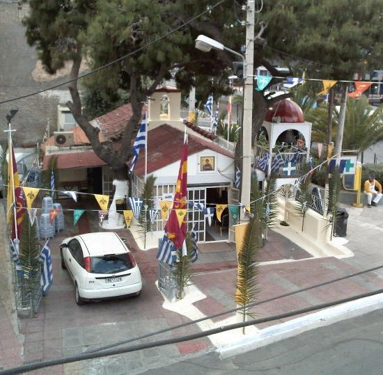 4.7 Μητροπολιτικό παρεκκλήσιο Αγίου Γεωργίου Όλοι γνωρίζουμε το μικρό ναό του Αγίου Γεωργίου που ευρίσκεται σήμερα στο βόρειο κράσπεδο της Ιεράς Οδού, στην συμβολή με την οδό Προύσης, δυτικώς του