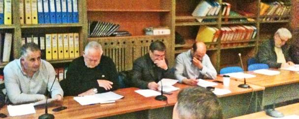 Δημοτική αρχή και αντιπολίτευση διασταύρωσαν τα ξίφη τους Ο δήμαρχος Βέλου-Βόχας Αννίβας Παπακυριάκος ξεκίνησε την τοποθέτησή του λέγοντας πώς «ατά τη γνώμη μου το θέμα των απορριμμάτων στην Ελλάδα