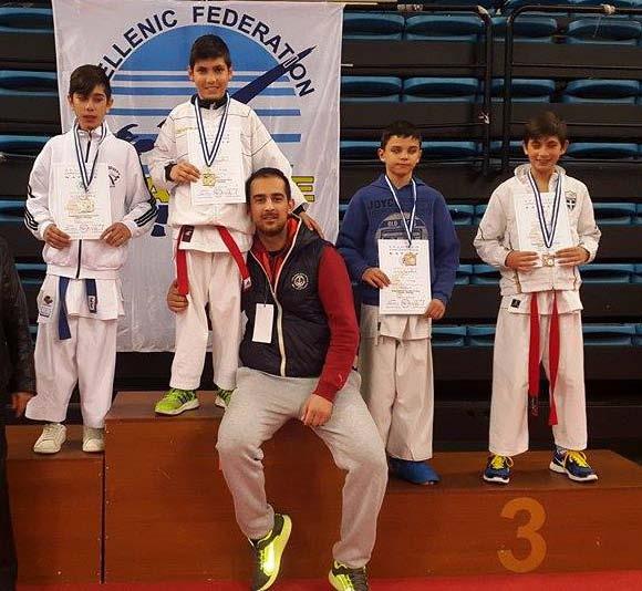 Γνώμη πολιτών Εκδηλώσεις Άλλη μια σημαντική διάκριση για αθλητή του δήμου Βέλου-Βόχας στο Καράτε Στο ψηλότερο σκαλί του βάθρου ο Δηµήτρης Πιτσούνης-Γιαννακόπουλος κρατά το χρυσό µετάλλιο στα χέρια