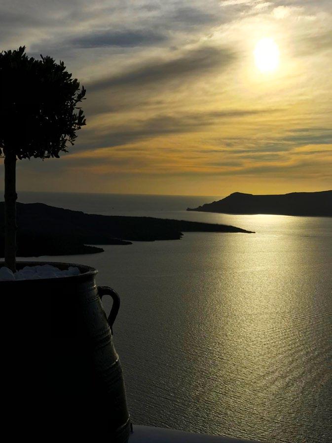 Επισκεφθείτε το μουσείο Προϊστορικής Θήρας στα Φηρά, για να δείτε την τοιχογραφία της «Άνοιξης», τους «Πιθήκους», τον «Αφρικανό».