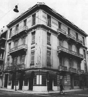 γειτονικών κτιρίων). Τα μόνα εσωτερικά σημεία αναπνοής των διαμερισμάτων είναι οι φωταγωγοί (στο πρώτο κτίριο έχει μικρές διαστάσεις, στο δεύτερο μακρόστενος χώρος).