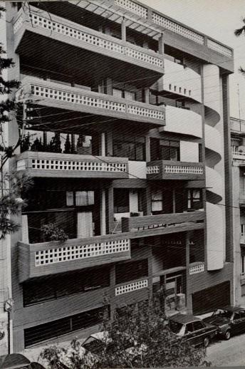 Το σημαντικό είναι ότι εξαιτίας αυτής της διάταξης δεν χρειάζονται φωταγωγοί καθώς όλοι οι χώροι των κατοικιών αερίζονται και φωτίζονται άμεσα.