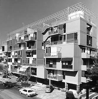 Ενότητα Β Η τελευταία πολυκατοικία (εικόνες 33 έως 36) χτίστηκε σε ένα αθηναϊκό προάστιο σε σύστημα με ελεύθερη δόμηση πράγμα που σημαίνει ότι δεν υπήρξαν δεσμεύσεις για όρια άλλων κτιρίων.