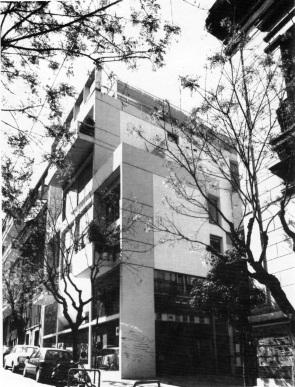 VI. Χρονική περίοδος 1985-1999 Τα χαρακτηριστικά παραδείγματα αυτής της χρονικής περιόδου, είναι μια πολυκατοικία τύπου γωνιακού και μια τύπου μεσαίου.