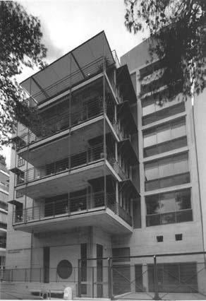 εκτείνεται σχεδόν σε ένα πλήρες οικοδομικό τετράγωνο.