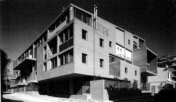 Ενότητα Β την ανερχόμενη κεκλιμένη στέγη.