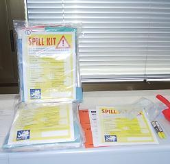 Τα spill kit πρέπει να είναι εύκολα διαθέσιμα όπου υπάρχει