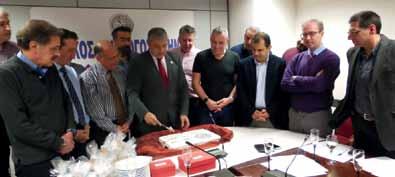 Σε εορταστική ατμόσφαιρα πραγματοποιήθηκε η κοπή της Πρωτοχρονιάτικης πίτας του ΙΣΑ, παρουσία των μελών του ΔΣ και των εργαζομένων Σε εορταστική ατμόσφαιρα, πραγματοποιήθηκε η κοπή της