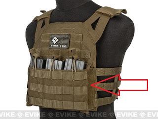 µε bungee cord, στην µέση µια cummerbund µε θήκες για υλικά ή πλάκες στα πλευρά και κάτω µια cummerbund µε ρύθµιση µε ελαστικούς ιµάντες. Όλες ασφαλίζουν µπροστά µε Velcro.