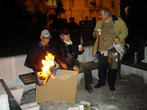 Την αμηχανία της απέναντι στο πρόβλημα των αστέγων έδειξε για άλλη μια φορά η πολιτεία με την λαμπερή απουσία των εκπροσώπων της που δεν θέλησαν ούτε και συμβολικά να το αντιμετωπίσουν.