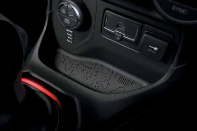Τα λογότυπα Trailhawk και το μαύρο εσωτερικό με τις κόκκινες πινελιές, συνθέτουν τη μοναδική στιλιστική