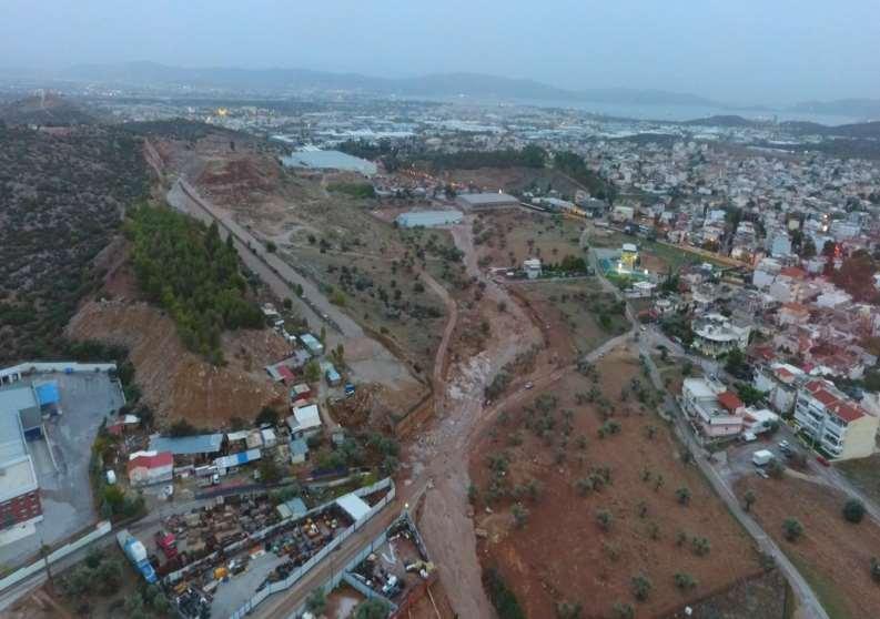 Ρέμα Σούρες 16 Νοεμβρίου 2017 Εικόνα του ρέματος Σούρες στις παρυφές της πόλης κατά τη διάρκεια του φαινομένου.