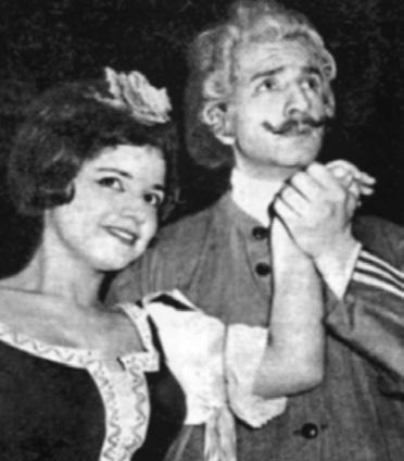 12 Την 1η Νοεμβρίου του 1975, ανεβάζει τον Ερωτόκριτο την πρώτη παράσταση του Αμφι-Θεάτρου στο 12.