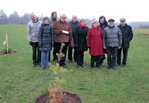 Likteņdārzā iestādīja LBS memoriālo priedi. Jura Tervita foto Kopš šā gada 14.