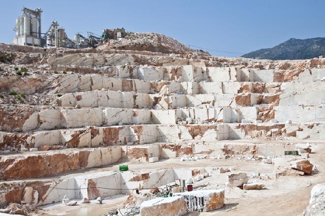 2.3.17 Λατομεία Πεντέλης Τα περισσότερα από τα ενεργά κατά την νεότερη περίοδο λατομεία της Πεντέλης εντοπίζονταν στην Νοτιοδυτική πλευρά που έβλεπε προς την Αθήνα που ανήκαν στην μονή Πεντέλης.