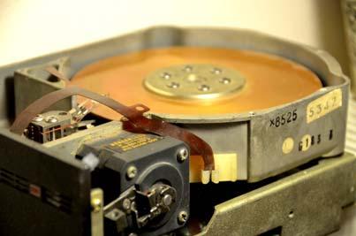 12. Paralelă între stocarea datelor pe suporturi magnetice şi optice şi transmisia serială 12.1.Introducere Codarea datelor în vederea stocării lor pe suporturi magnetice şi optice are multe puncte comune cu transmisia serială.