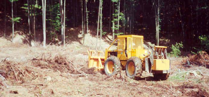 uchytenie na radlicu, pre zimnú údržbu lesných ciest - zhrňovač haluziny k ŠLKT mechanický zhrňovač, jednoduché uchytenie namiesto radlice ŠLKT, vysokoprodutívne riešenie