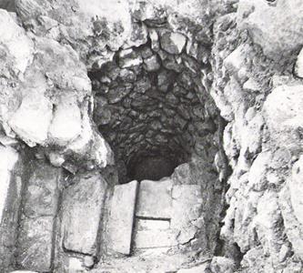 χ, είναι πέντε, με τις δυο εξ αυτών να βρίσκονται στην περιοχή Πύργος Μύρτου και τις υπόλοιπες τρεις να βρίσκονται (από μία) στην κεντρική πλατεία του ανακτόρου της Ζάκρου, στις Αράχνες και στην